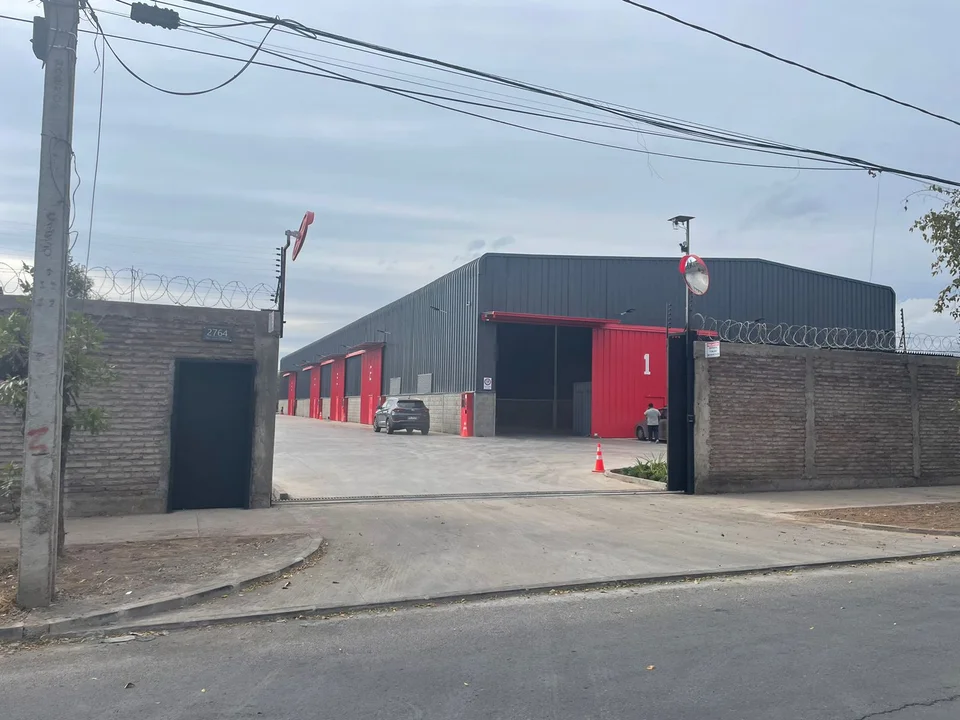 Vista exterior del complejo de bodegas con acceso vehicular
